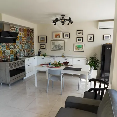 Sea Grape Wine Flat In Old Center Апартамент *